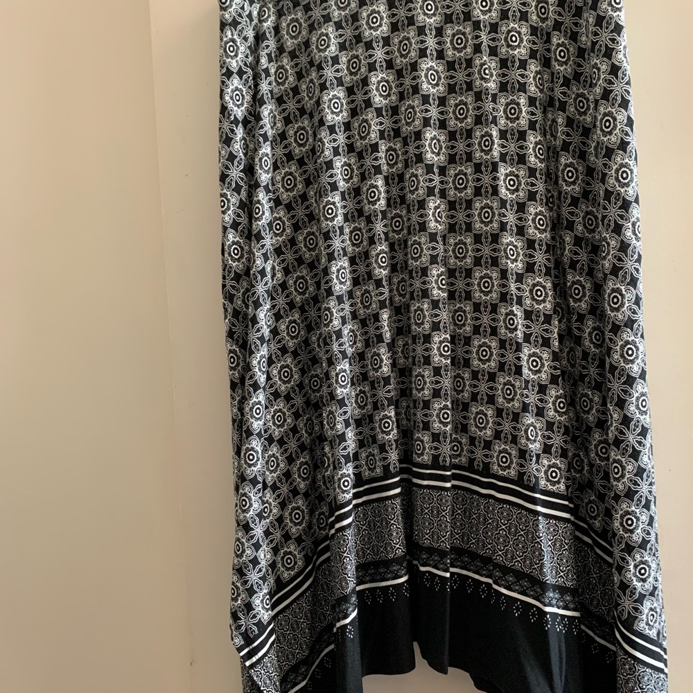 Chic Black and white paisley design shark bite hem Maxi Skirt